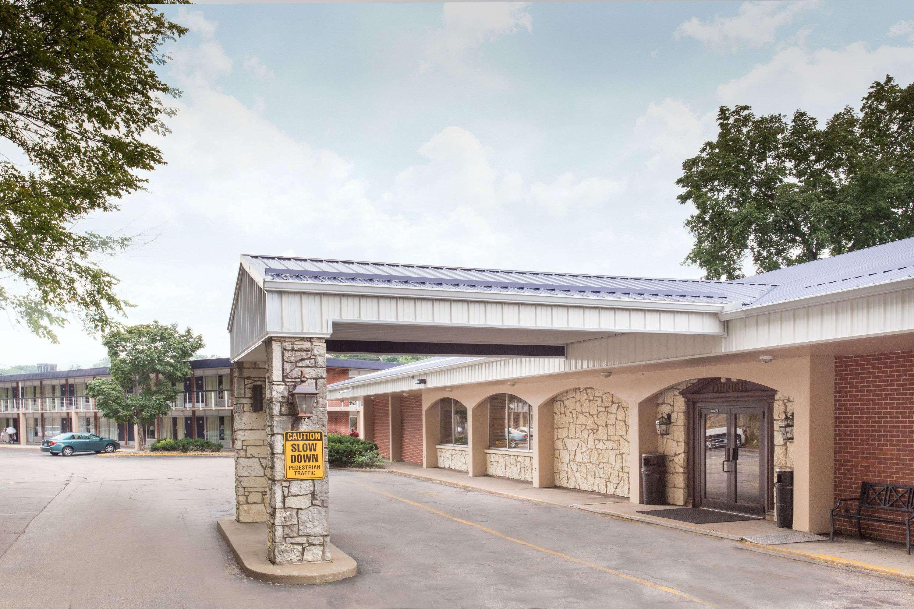 Days Inn By Wyndham Dubuque Exterior photo