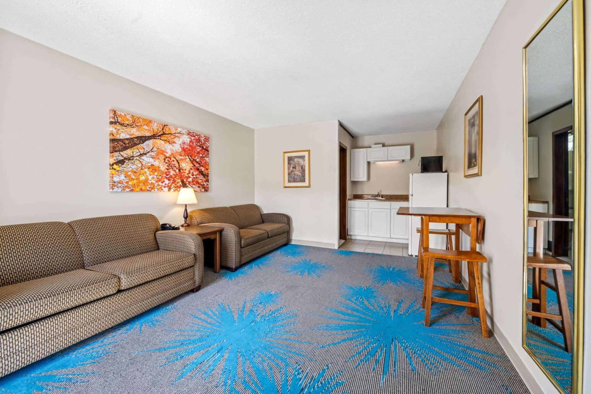 Days Inn By Wyndham Dubuque Exterior photo