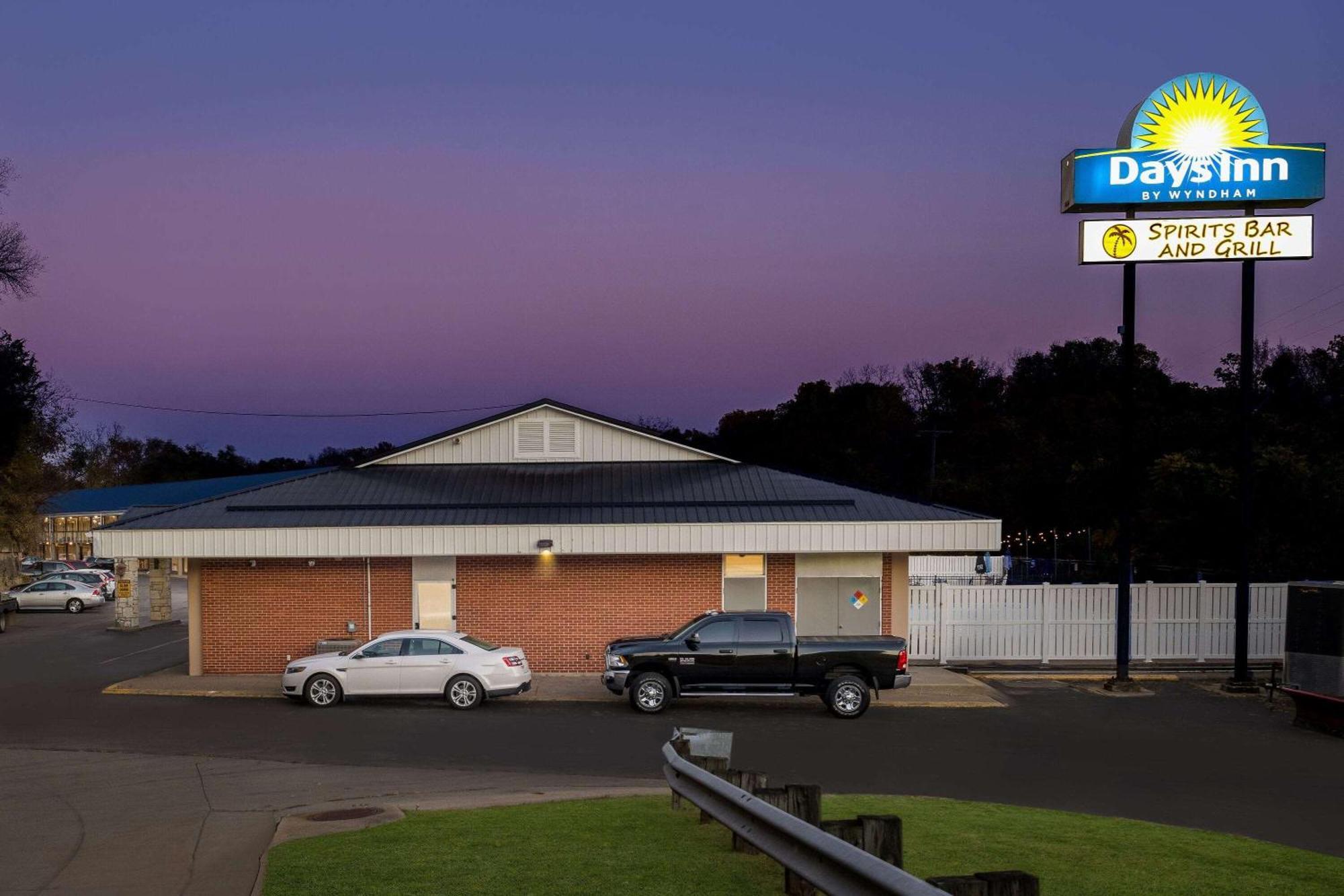 Days Inn By Wyndham Dubuque Exterior photo